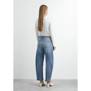 Women's Mid-Rise Frayed Hem Loose & Relaxed Jeans COMMA image-4