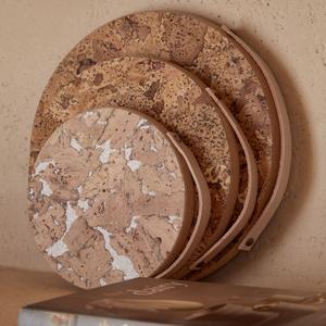 Sujeta ollas de corcho mediano con agarradera de cuero Costa Nova Collection (x2) image-0