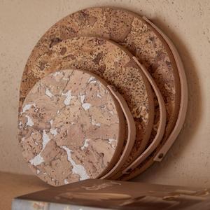 Salvamantel pequeño de corcho con asa de cuero Costa Nova Collection (x2) image-2