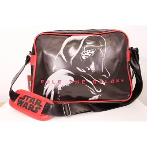 66swsa102-sac-besace-enfant-cotton-division-star-wars-kylo-ren-rule-the-galaxy-noir-rouge-tu