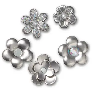 Jibbitz Crocs Monochrome Slvr Flwrs image-0