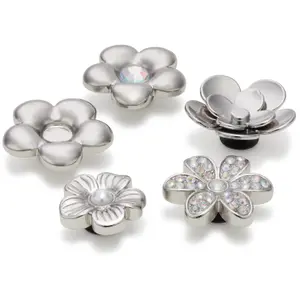 Jibbitz Crocs Monochrome Slvr Flwrs image-1