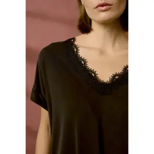 T-shirt de gola V para mulher CULTURE Drica Kajsa image-6