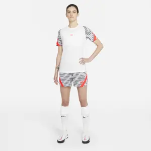 Calções para mulheres Nike Dri-FIT Strike image-3