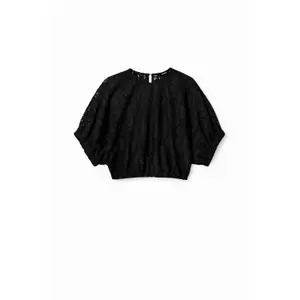 Tampo do tanque court reuniu mulher de renda Desigual image-0