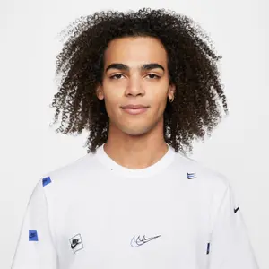 Camiseta Nike Logo Aop image-5