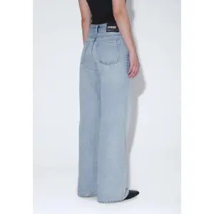 Jeans a gamba larga effetto usurato donna Dr. Denim Rhue image-1