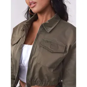 Kurze Damenjacke mit aufgesetzten Taschen Project X Paris image-4