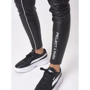 Jogginghose mit Kontrastpaspel und Stickerei aus Kunstleder für Frauen Project X Paris image-4