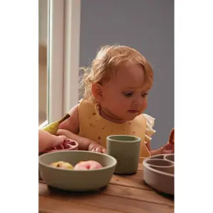 Silicone bib with baby print Filibabba Chestnuts image-1