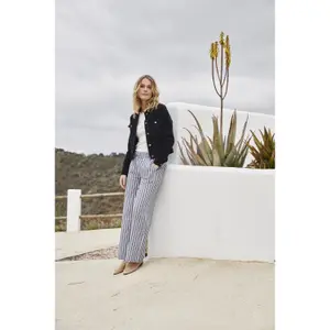 T-shirt decote V feminino fransa Hizamond image-4