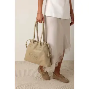 Women's leather handbag Fred de la Bretoniere Frida image-4