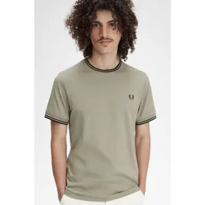 Camiseta Fred Perry Twin Tipped image-3
