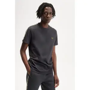 Camiseta con banda de contraste Fred Perry image-2