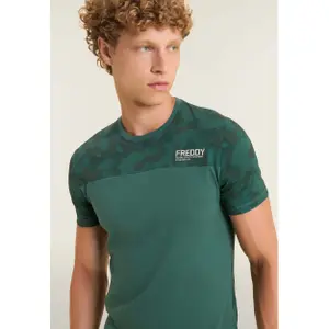 T-shirt με σχέδιο παραλλαγής σε ομοιόχρωμο χρώμα Freddy image-4