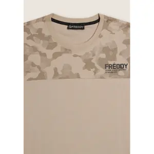 T-shirt με σχέδιο παραλλαγής σε ομοιόχρωμο χρώμα Freddy image-2