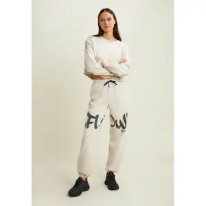 Γυναικείο cropped sweatshirt με τύπωμα στον ώμο Freddy image-3