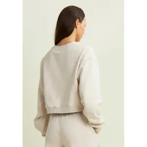 Γυναικείο cropped sweatshirt με τύπωμα στον ώμο Freddy image-4