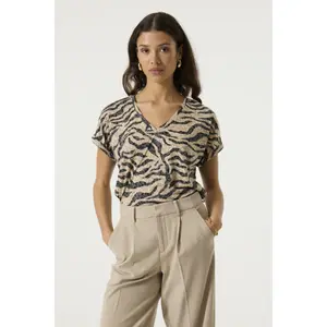 Women's V-neck T-shirt Garcia T260202 image-1