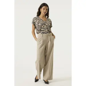 Women's V-neck T-shirt Garcia T260202 image-3