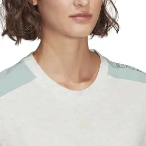 Camiseta de mujer adidas Essentials Logo Colorblock image-2