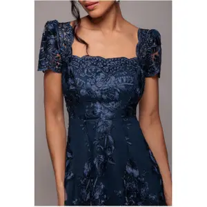Robe moulante midi asymétrique en dentelle brodée à col festonné femme Goddiva image-2