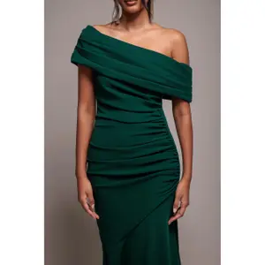 Maxi Plisseret Asymmetrisk Bardot Skærpet Og Udbredt Kjole Kvinde Goddiva image-2