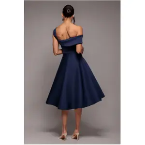Asymetryczna sukienka kopertowa dama Goddiva Midi image-1
