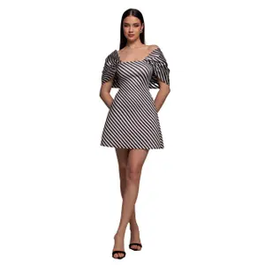 Robe moulante corta rayada con hombros descubiertos y lazo en la espalda de satén mujer Goddiva image-0