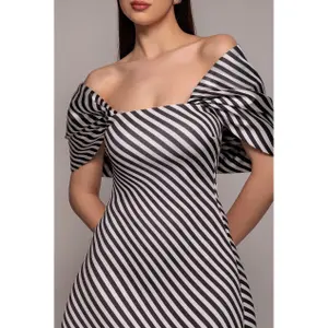 Robe moulante corta rayada con hombros descubiertos y lazo en la espalda de satén mujer Goddiva image-3