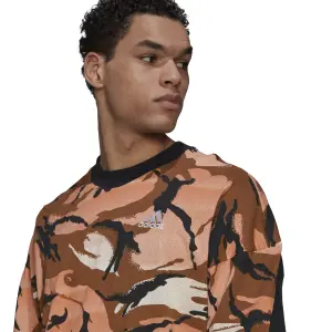 Camiseta adidas Sportswear Desert Camo AOP image-1
