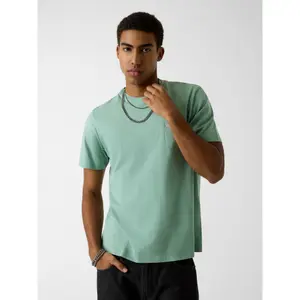 Camiseta con bolsillo Guess Regular Fit image-1