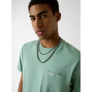 Camiseta con bolsillo Guess Regular Fit image-4