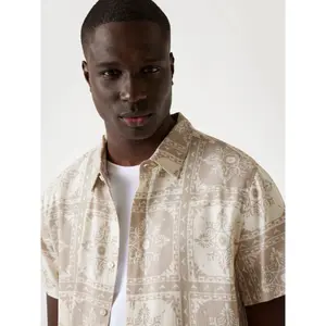 Camisa estampada de mangas curtas Guess Mosley image-3