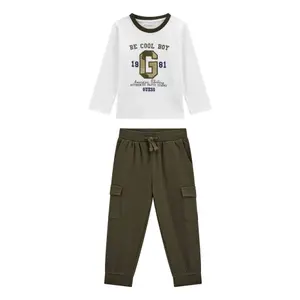 Conjunto de t-shirt de mangas longas e calças de jogging cargo para criança Guess image-3