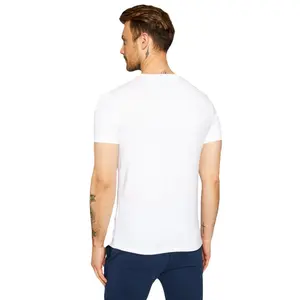 Camiseta Guess Triangle image-2