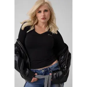 T-shirt maniche lunghe a V e mini logo donna Guess image-2