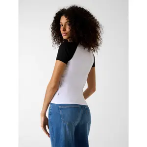 Women's T-shirt Guess Slim Raglan Piping image-3