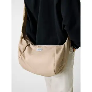 Crossbody taske i nylon til kvinder Guess image-4