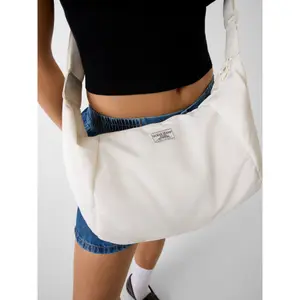 Crossbody taske i nylon til kvinder Guess image-3