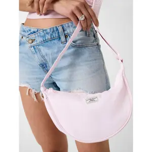 Sac bandoulière en nylon femme Guess image-3