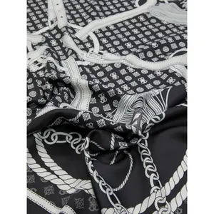 Lenço feminino Guess Phoebe Kefiah 4G image-2