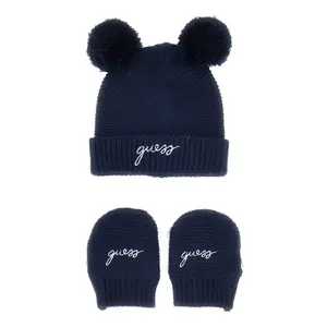 Czapka z rękawiczkami dla niemowląt Guess image-1