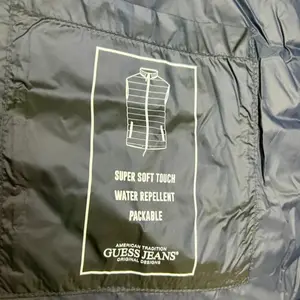 Sleeveless down jacket Guess GJ triangle image-2