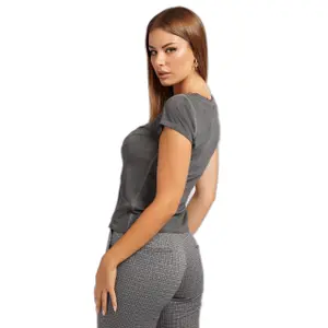 Camiseta de mujer Guess Logo Scoop image-3