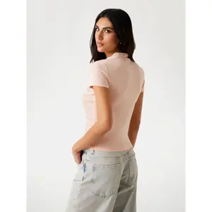 Basic kortärmad t-shirt med hög krage för kvinnor Guess All Over 4g image-3