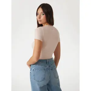 Camiseta de mujer Guess CN Cheeta Logo Triangle image-4