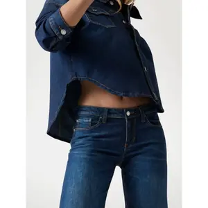 Calças jeans de cintura baixa ajustadas para mulher Guess image-5