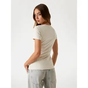 Camiseta de mujer Guess Triangle Flowers image-3