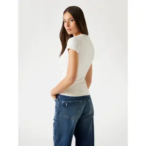 Camiseta bordada de mujer Guess Script Logo image-3